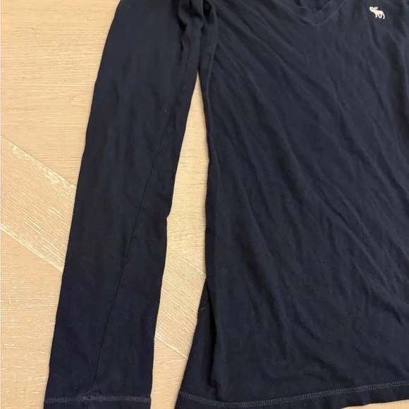 Abercrombie & Fitch Women's Blue V-Neck Long Sleeve Tee Bella Swan - Picture 4 of 7